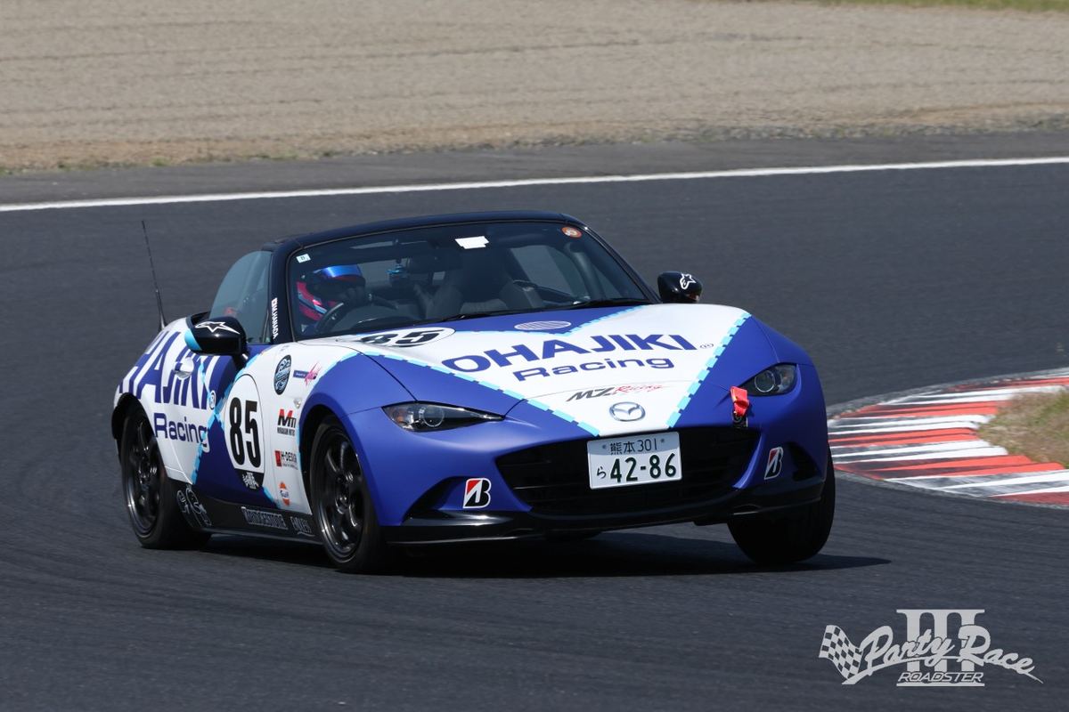 サーキットを走るOHAJIKI Racingのマシン